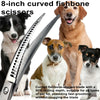 Ein Hund steht neben einer gekrümmten, fibbenförmigen Schere für das Pflegwerk von Haustieren.