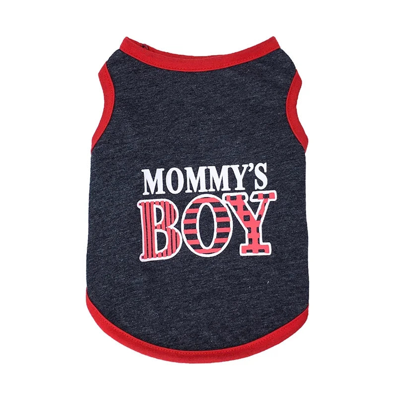Marineblaues Hundevest mit rotem Zierrand und der Aufschrift "Mommy's Boy" in rot-weißem Schriftzug