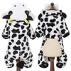 Sweat à capuche pour chien en polaire imprimé vache blanc et noir, présenté sur mannequin.