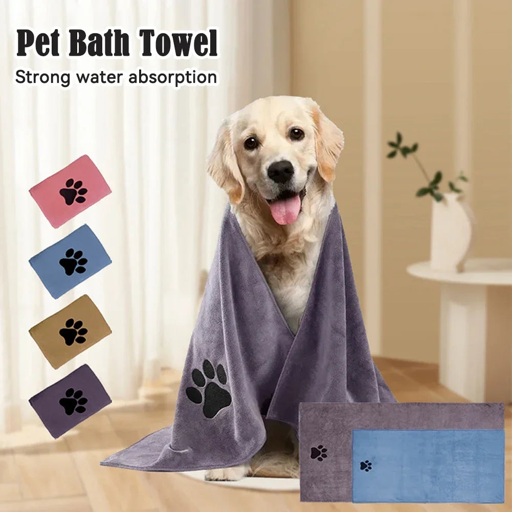 Un golden retriever se tient à côté d'une serviette de bain violette avec des empreintes de pattes, démontrant une forte abso