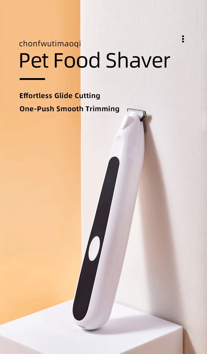 Ein weißer Haarscherer für Haustierfutter wird vor einer hellen Wand gezeigt, der sanften Trimmfunktion mit einem Zug demonst