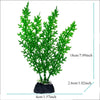 Plante aquatique artificielle verte et vibrante dans un pot noir, montrant sa taille et sa texture.