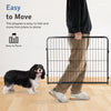 Una persona está junto a un corral para perros de metal plegable y negro, demostrando su fácil portabilidad.