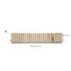 Pont en bois ou clôture d'escalade faite de planches de bois clair, mesurant 30 cm.