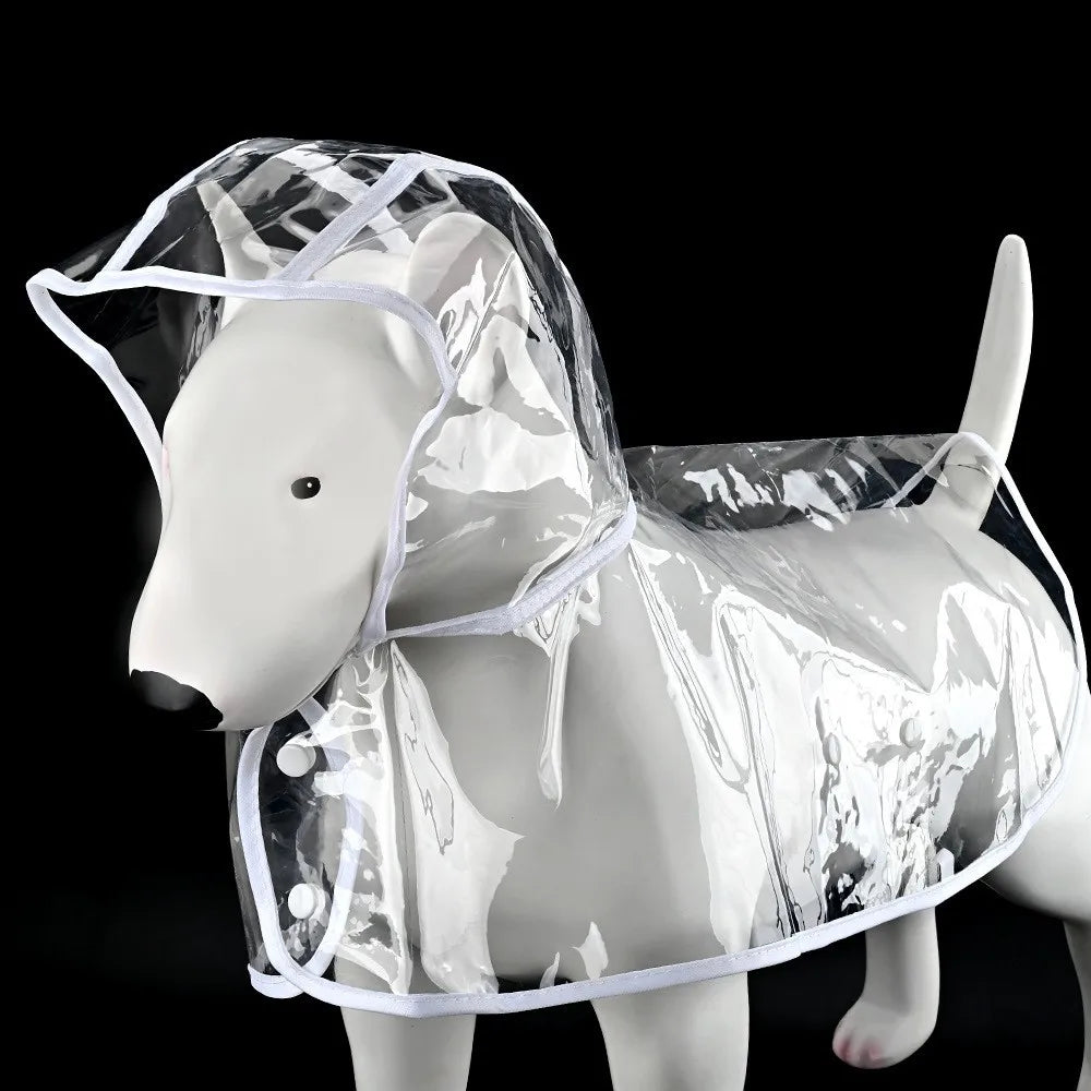 Un imperméable pour chien blanc et waterproof, présenté en profil sur fond noir.