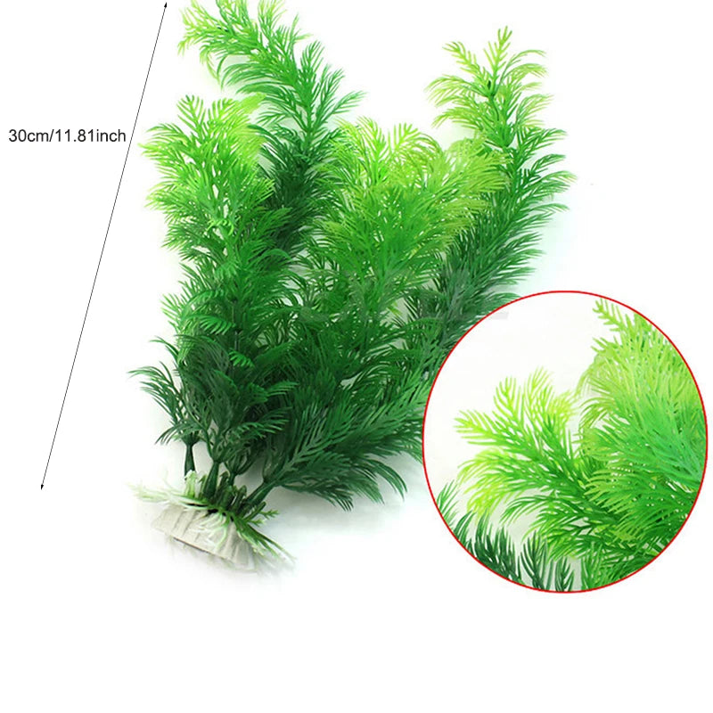 Une plante aquatique artificielle verte et vibrante aux feuilles fines et plumeuses, à côté d'une balance.