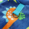 Combinaison de chien en polaire bleue avec motif de patte orange et boucle en tissu bleu clair.