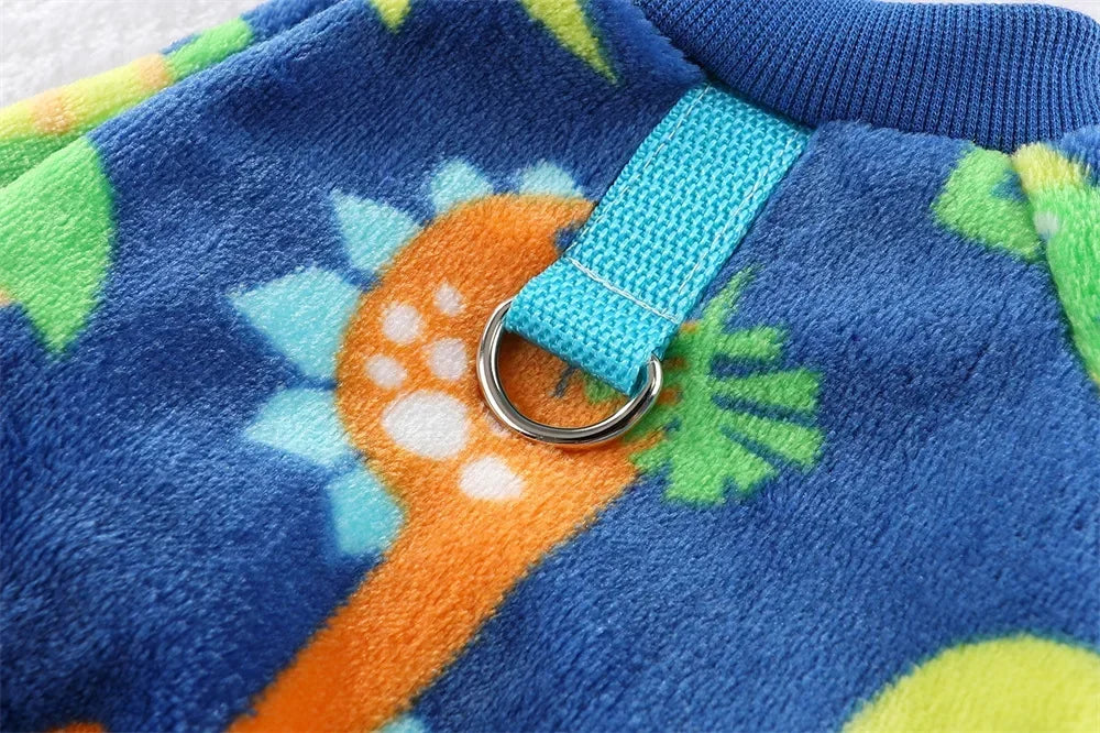 Combinaison de chien en polaire bleue avec motif de patte orange et boucle en tissu bleu clair.