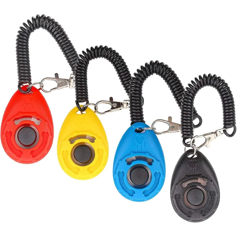 Set aus fünf verstellbaren Hundetrainer-Klickern in rot, gelb und blauem Kunststoff mit schwarzen, gewickelten Leinen.