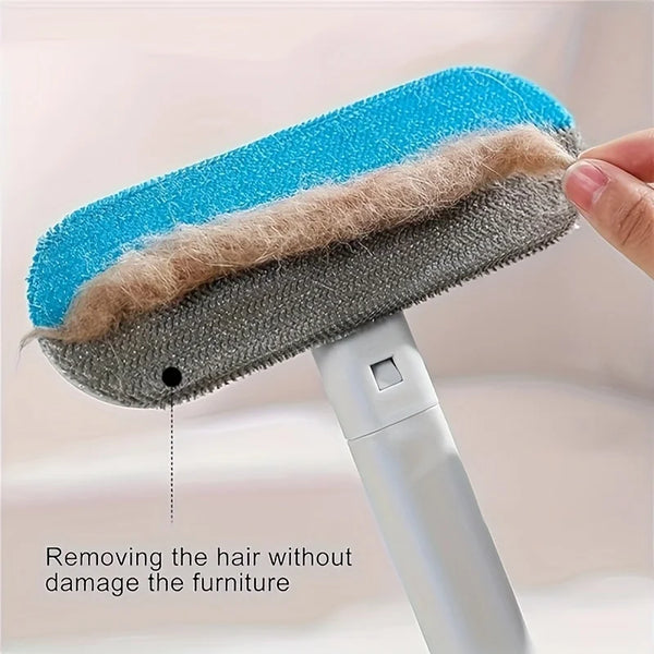 Una mano utiliza un cepillo reutilizable para pelo de perro con cerdas azules y base de silicona gris para quitar el pelo de 