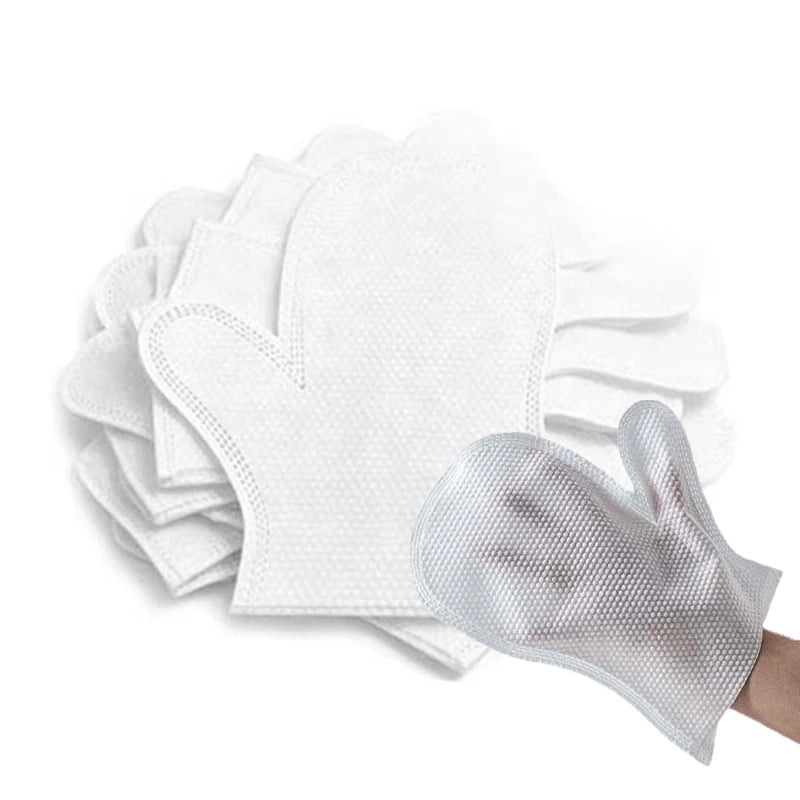 Una pila de guantes desechables para quitar el pelo de mascotas, incluyendo un guante puesto en una mano.