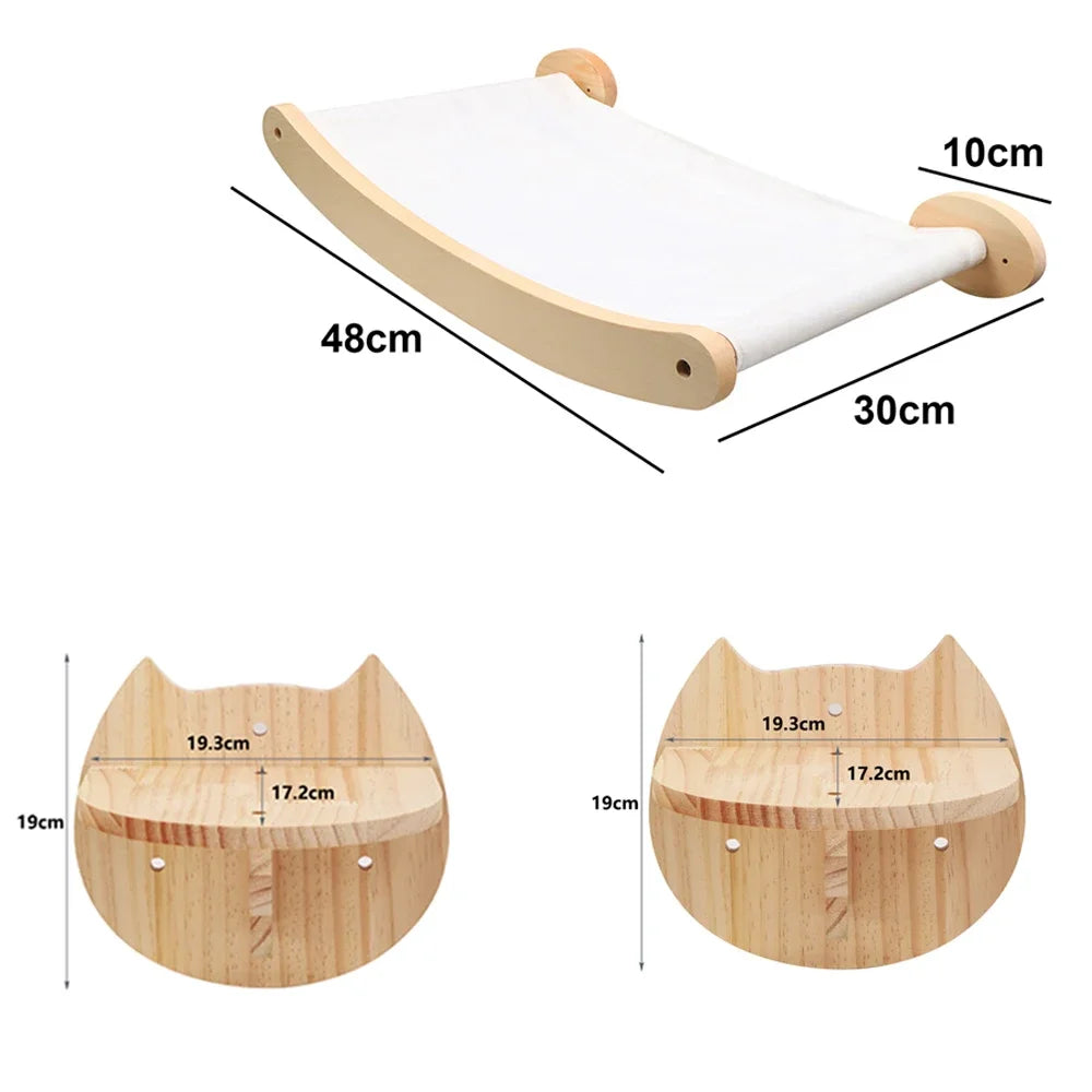 Helles Holzwandmontiertes Katzenkletterregal mit flacher Kletterfläche und runder Basis
