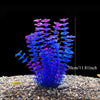 Un cluster de plantes aquatiques artificielles bleu vif planté dans du gravier.