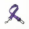 Arnés duradero para coche de perro morado con cinta de amortiguación y clip de metal.