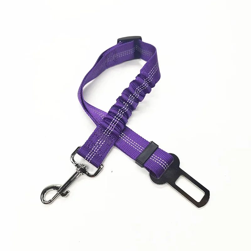 Arnés duradero para coche de perro morado con cinta de amortiguación y clip de metal.