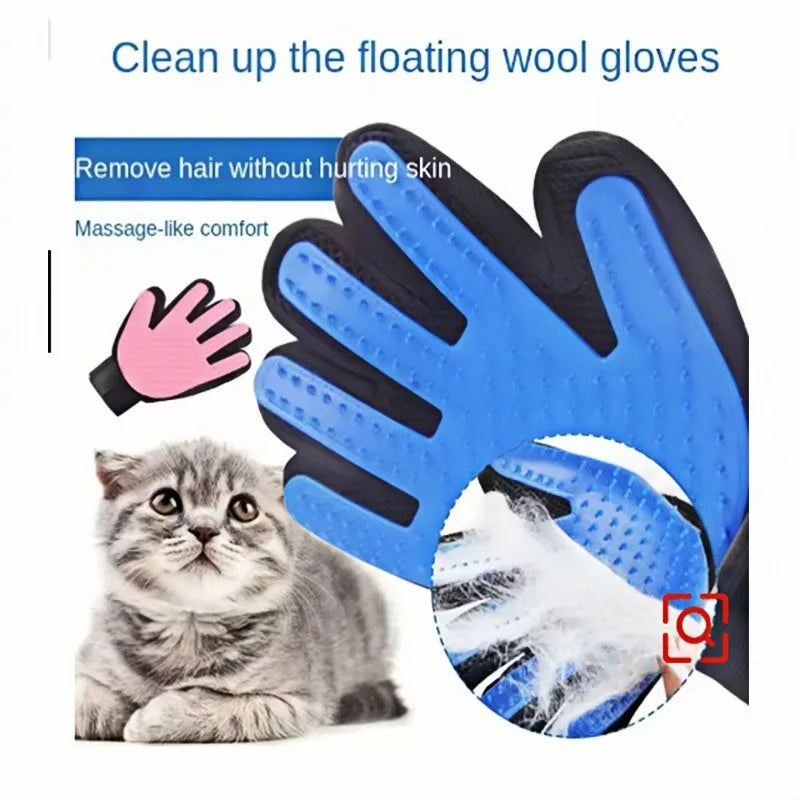 Blauer Silikon-Tierhaarbürste und Massagebürste neben einer Katzenpfote.