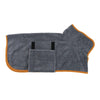 Peignoir de chien gris absorbant avec bretelles noires et une bordure orange.