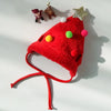 Un disfraz de fieltro rojo para gato con sombrero de Santa, astas de ciervo y nariz de cachorro.