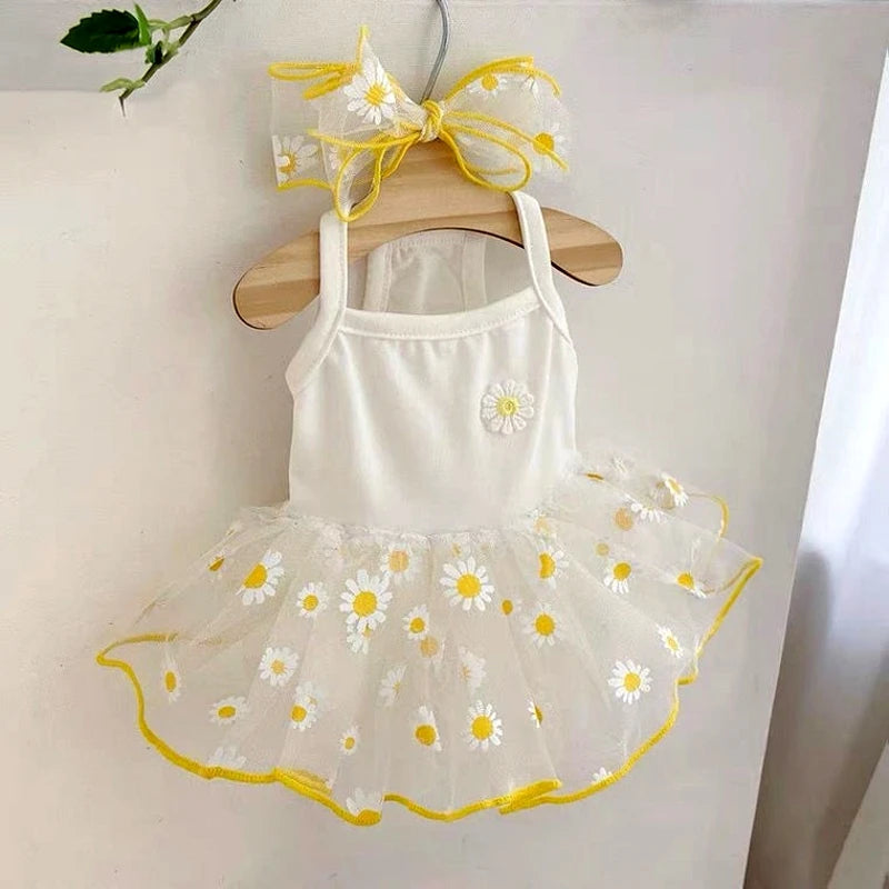 Vestido de malla blanca para perros con detalles florales amarillos y un lazo a juego