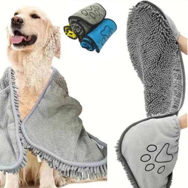 Une serviette de bain grise pour animaux est montrée à côté d'une serviette bleue roulée et d'un tapis texturé gris pour anim