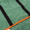 Serviette de séchage verte pour animaux avec des rayures noires et orange.