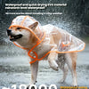Un chien portant un imperméable orange transparent court dans l'eau, démontrant ses propriétés étanches.