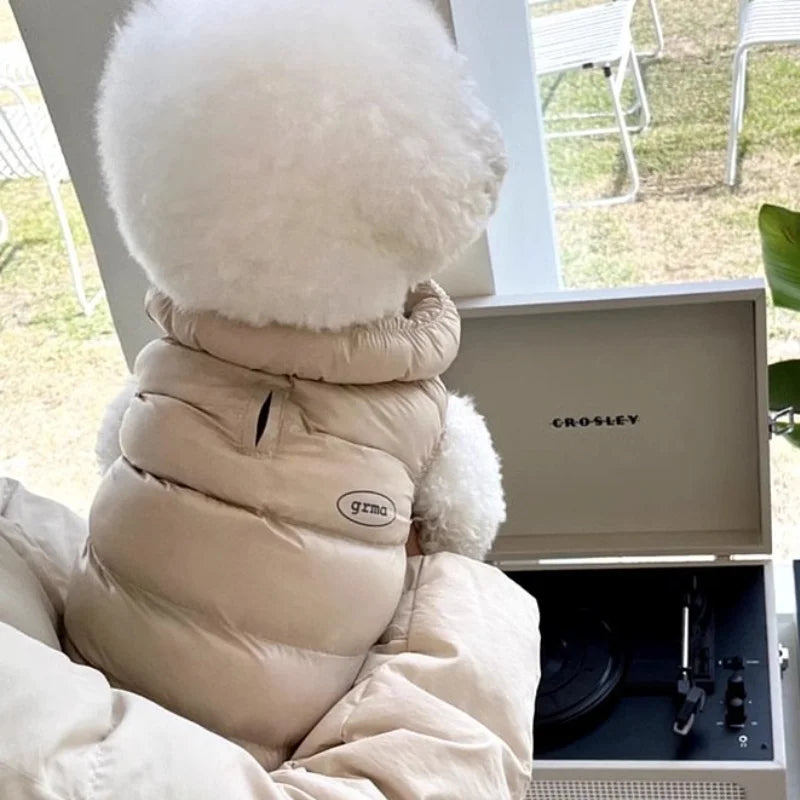 Flauschige weiße warme Winterjacke für Hund oder Katze in hellem Beige.