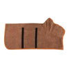 Peignoir de chien absorbant marron avec deux rayures noires verticales.