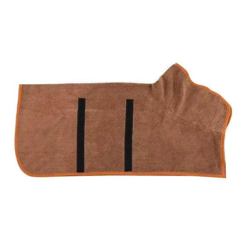 Peignoir de chien absorbant marron avec deux rayures noires verticales.
