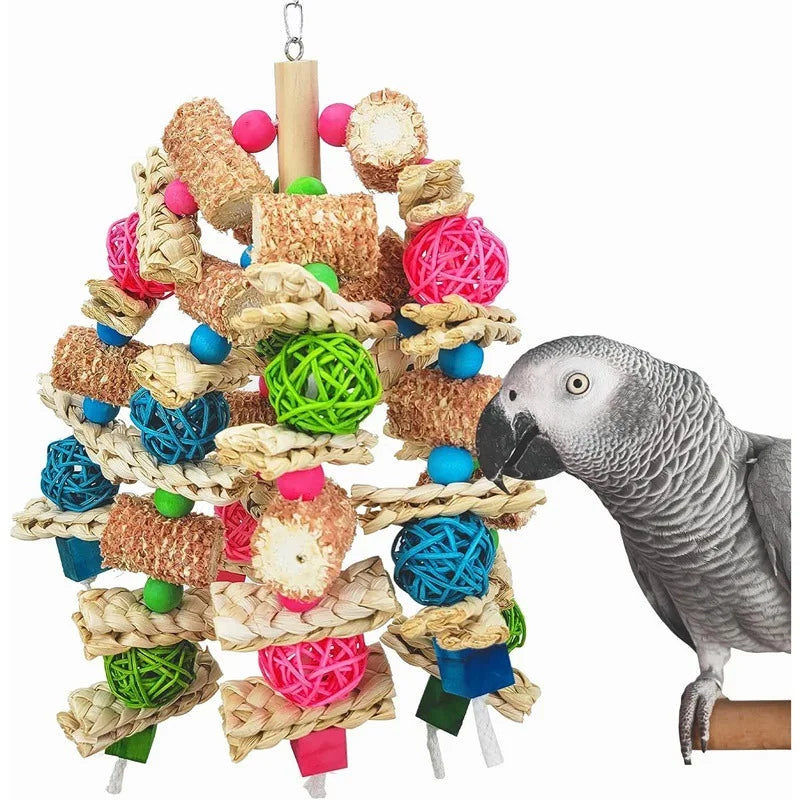 Buntes Holzpapagei-Kauspielzeug mit verschiedenen Texturen und Farben, aufgehängt an einem Holzstab.
