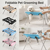 Cama para aseo de mascotas plegable en varios colores y ángulos, utilizada por un perro blanco y un gato.
