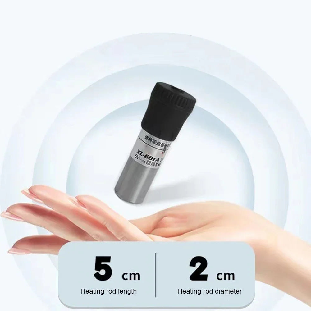 Una mano sostiene una varilla calefactora negra de 5 cm de largo y 2 cm de diámetro para un calentador de acuario USB ajustab