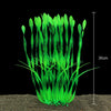 Un touffe de plantes aquatiques artificielles vert vif poussant dans du sable avec un marqueur d'échelle.