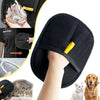 Guantes reutilizables para el aseo de mascotas, usados para quitar pelo de una mano y un gato.