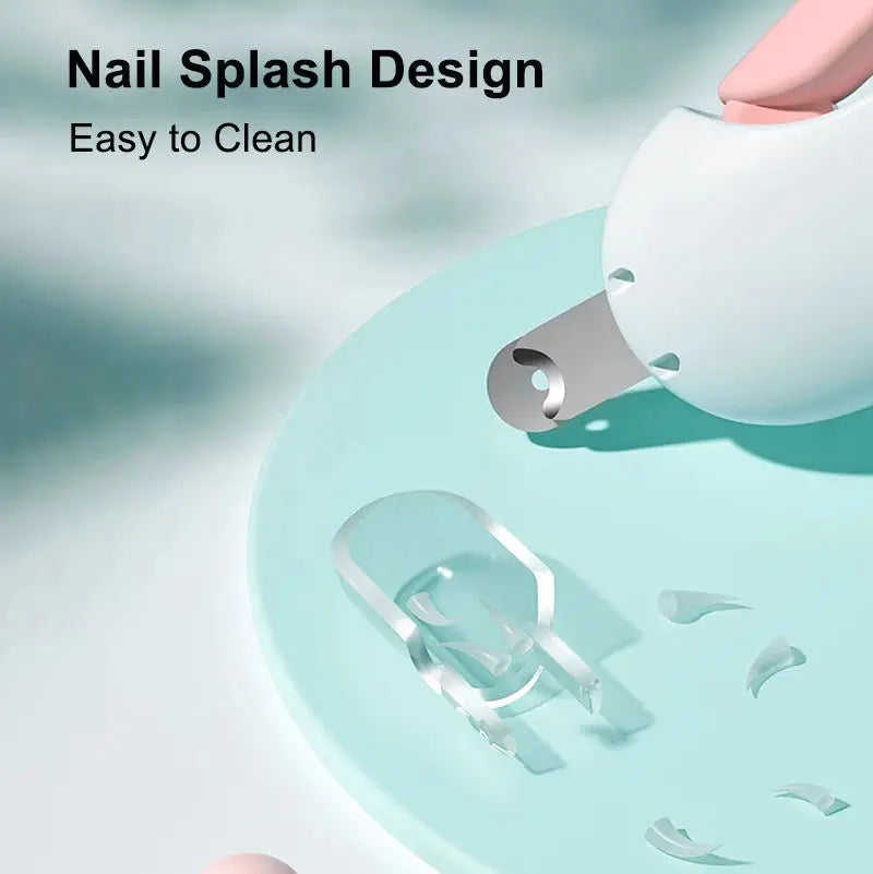 Eine weiße Nagelschere neben verschiedenen Nagelflächen-Designs auf einer hellblauen Oberfläche.