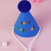 Un bibou de fête bleu vif en feutre avec un chapeau de fête violet et un pompon rose, fixé à un élastique blanc.