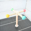 Papagei-Spielzeug mit Holz-Drehstand und bunten Kugeln an den Armen.
