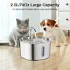 Fontaine à eau automatique en acier inoxydable avec de l'eau qui coule, à côté d'un chat et d'un chien.
