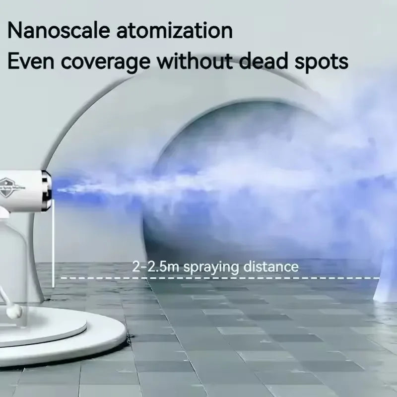 Gerät zeigt eine feine Gischt über eine Oberfläche, die nanoskalige Atomisierung zur gleichmäßigen Abdeckung demonstriert.