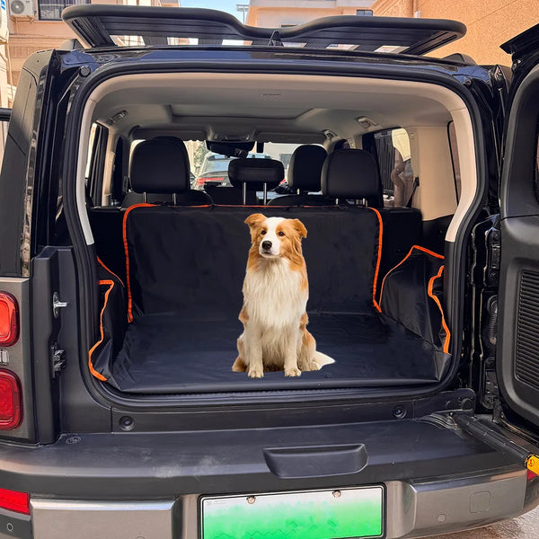 Un golden retriever est assis dans l'espace de chargement ouvert d'un SUV noir avec une housse de siège orange.