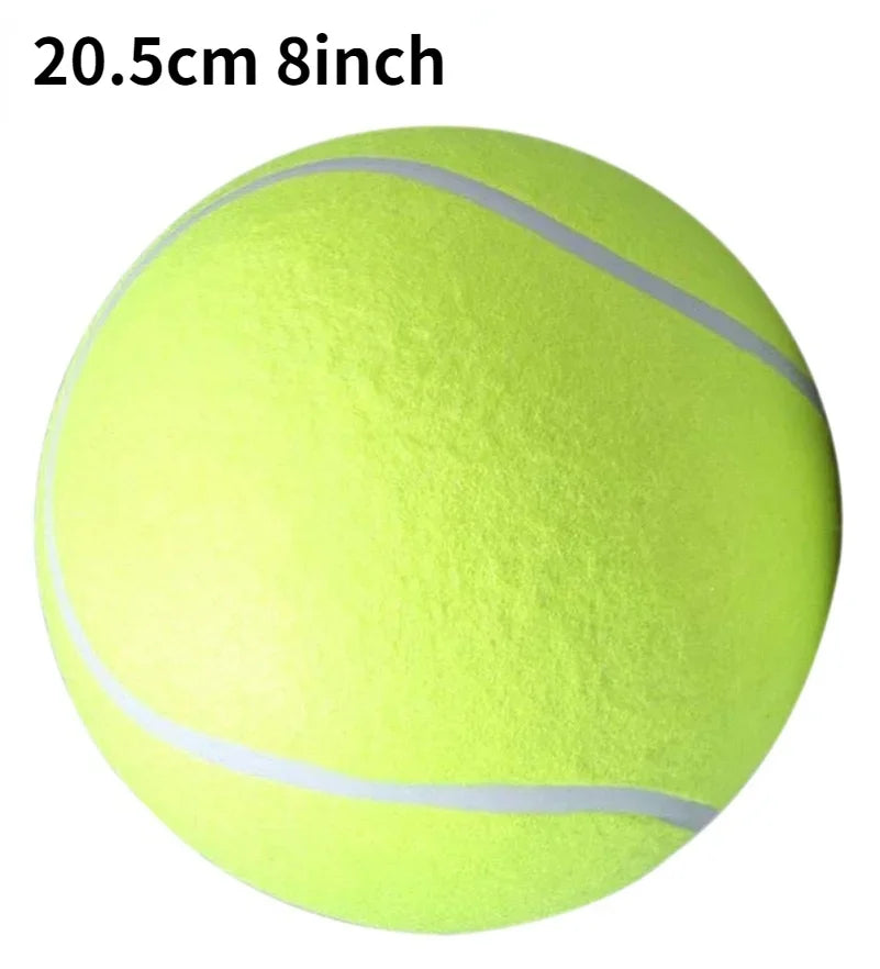 Une balle de tennis jaune néon vif avec une couture blanche, mesurant 20,5 cm.