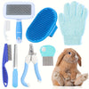 Multitooles-Pflegekit für Haustiere mit blauem Bürsten, Kamm, Nagelschere und blauem Handschuh neben einem Kaninchen