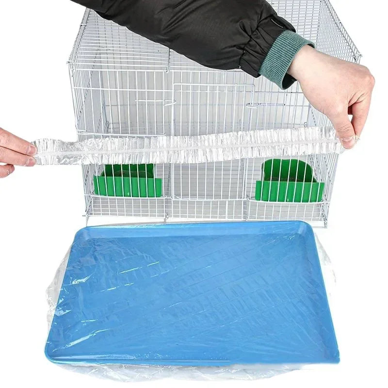 Eine Hand legt eine blaue Einweg-Littermatte in einen Drahtkorb mit grüner Streu für Haustiere.
