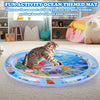 Un chaton tigré joue sur un tapis sensoriel à thème océan bleu pour chats.