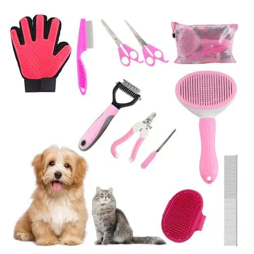 Sammlung von rosa und schwarzen Tierpflegewerkzeugen, darunter Nagelschere, Bürste und rosa Gummi-Pfotenhandschuhe.