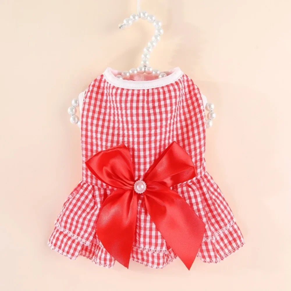 Rotes und weißes kariertes Sommerkleid für Haustiere, aufgehängt mit Perlen.