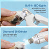 Eine Hand benutzt ein LED-Werkzeug, um die Kralle einer Katze zu trimmen; eine andere zeigt einen Diamant-Fräser dafür.