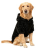 Goldener Labrador-Hund mit schwarzem flauschigem Fleece-Wintermantel