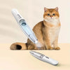 Flauschige orange Katze neben einem 2-in-1 Tierhaartrimmer mit Saugelement.