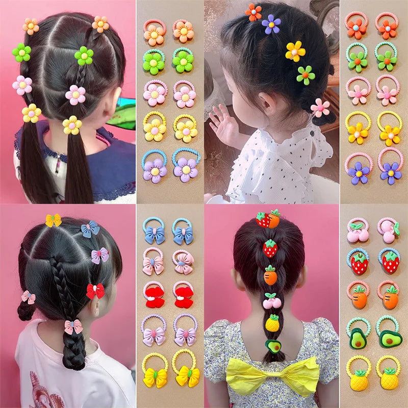 Eine Sammlung farbenfroher Cartoon-Haargummis und Accessoires für Mädchen, darunter Clips, Scrunchies und Haargummis.